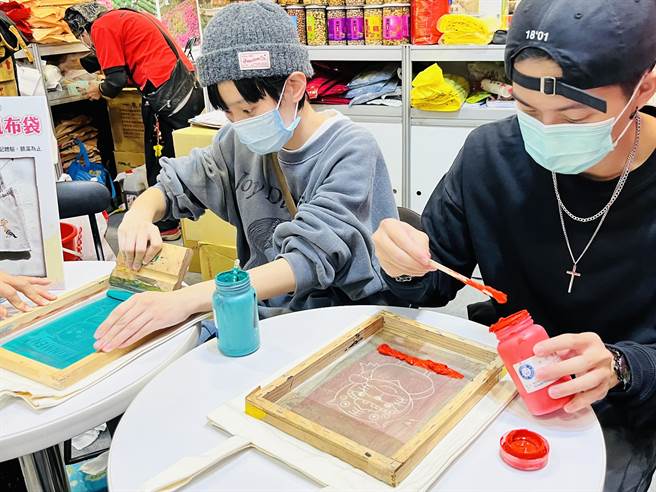 现场民眾体验金门观光小天使「阿特」图腾绢印帆布袋DIY活动，表示第一次体验，很新鲜、很有趣，完成品很实用。（金门县府观光处提供）