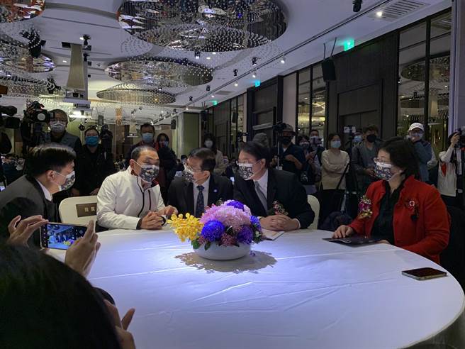 王國材、侯友宜與基隆市長林右昌今日都出席全國金安獎頒獎典禮。（葉德正攝）