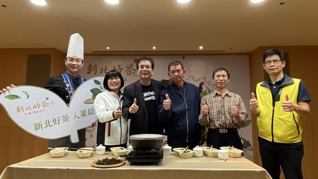 （新北市副市長劉和然（左三）與來賓推廣新北坪林好茶市集。圖／新北市政府提供）