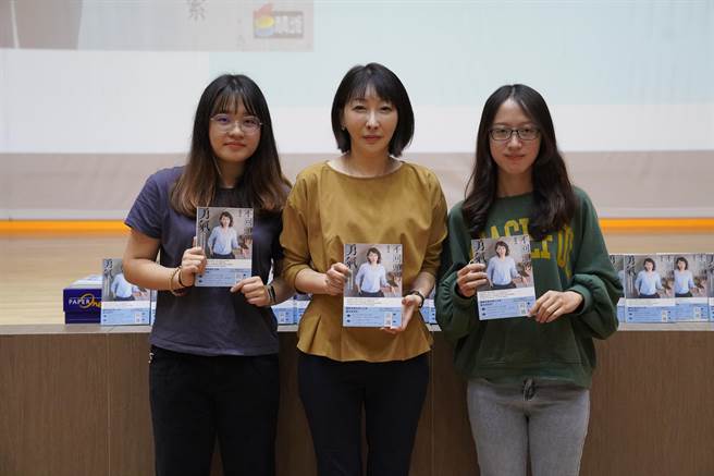 國立高雄師範大學傑出校友楊傳蓮26日受邀至高師大和平校區演藝廳，以「走彎路，不回頭」為題，為今年校外實習的300位師資生演講。（高師大提供／洪浩軒高雄傳真）