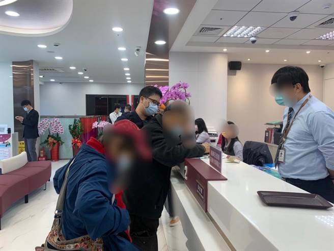 龜山何姓老翁被佯稱好友的陌生人士偽裝重病住院，準備匯款15萬，所幸警方即時阻詐。（翻攝照片）