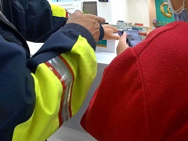 桃園警方發現，陳姓女子要匯款時，金融機構察覺有異報警，警方才發現，陳女透過朋友介紹，決定加入博弈平台，即時阻詐成功。（翻攝照片）