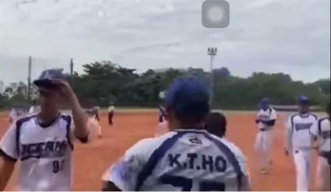 因跑壘衝突，中華醫事科大1名助理憤而將球棒丟往對方休息區。(圖／截自YouTube)