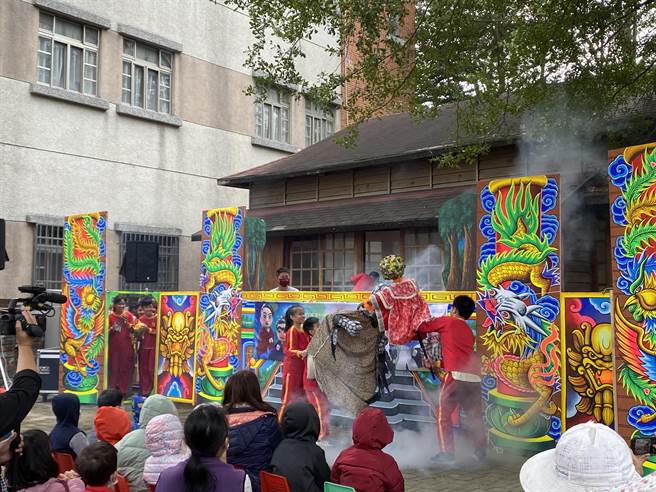 嘉义县文化基金会木偶掌中戏艺术下乡，今天早上在朴子市松梅国小举行公演，20多名阿嬷与国小学童同台飙戏，连使用的戏偶头都是自行制作。（张亦惠摄）