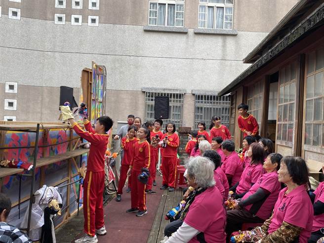 嘉义县文化基金会木偶掌中戏艺术下乡，今天早上在朴子市松梅国小举行公演，20多名阿嬷与国小学童同台飙戏，连使用的戏偶头都是自行制作。（张亦惠摄）