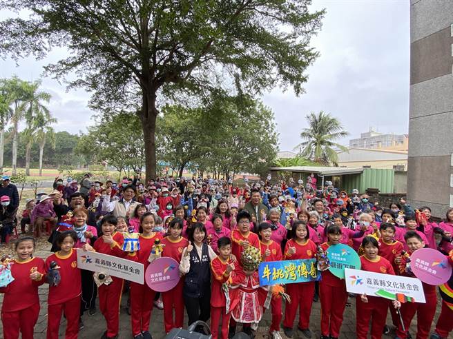 嘉义县文化基金会木偶掌中戏艺术下乡，今天早上在朴子市松梅国小举行公演，20多名阿嬷与国小学童同台飙戏，连使用的戏偶头都是自行制作。（张亦惠摄）