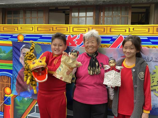 嘉义县文化基金会木偶掌中戏艺术下乡，今天早上在朴子市松梅国小举行公演，20多名阿嬷与国小学童同台飙戏，连使用的戏偶头都是自行制作。（张亦惠摄）