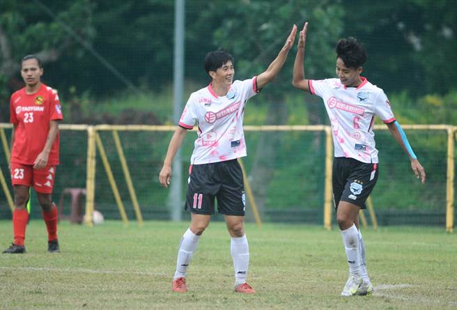 台中蓝鲸的泰国外援皮萨迈颂赛（右）上轮对桃园国际梅开二度。（中华足协提供）