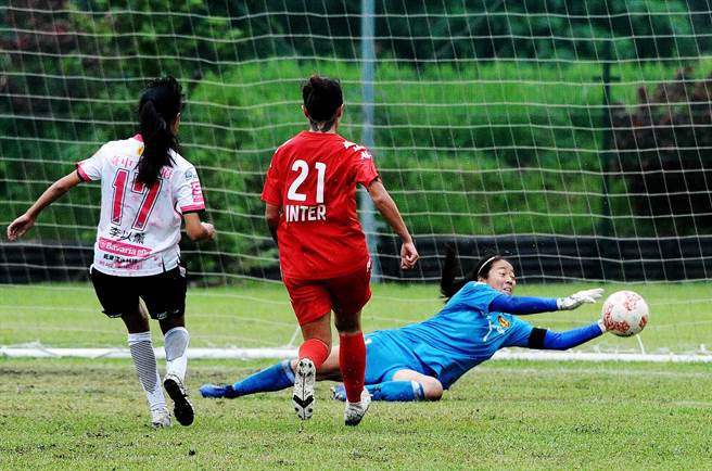 博士门神朱芳仪（右）虽然屡屡救险，桃园国际首循环5战仍丢了23球，本季进球也尚未开胡。（中华足协提供）