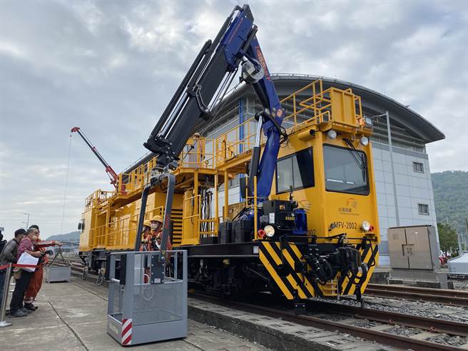 台湾高铁公司耗资12余亿元与中钢公司合作，打造出第一辆本土化新型高铁电车线维修工程车，今日正式启用。（陈佑诚摄）