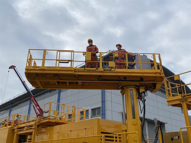 高铁的新型电车线维修工程车是为高铁作业需求量身订做，工作平台空间最大化，提升维修效率与人员高空作业安全。（陈佑诚摄）