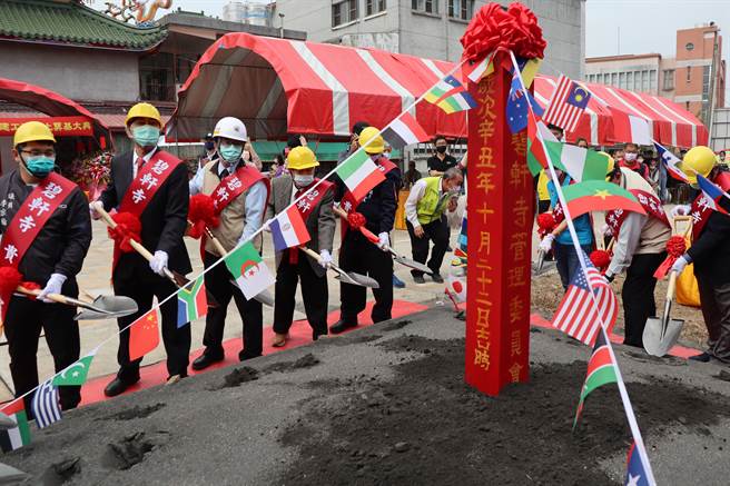 台南市东山碧轩寺于庙后购地186坪、将斥资逾亿元兴建三宝殿，26日举行动土仪。(刘秀芬摄)