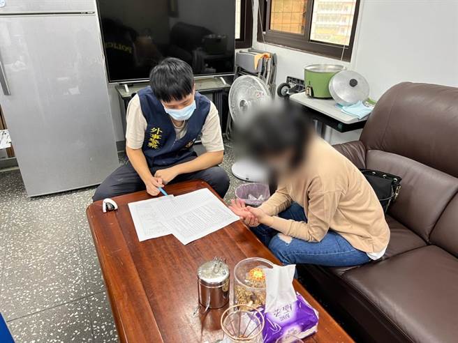 新北市土城区徐姓女子1998年疑因心情不佳离家出走，自此与家人断了联繫，土城警方近期巡视辖内失踪人口及无名尸系统时，意外发现建檔的淡水外海无名尸，与徐女特徵相符，比对家属DNA后，成功帮助徐家母女再度重逢。（警方提供）