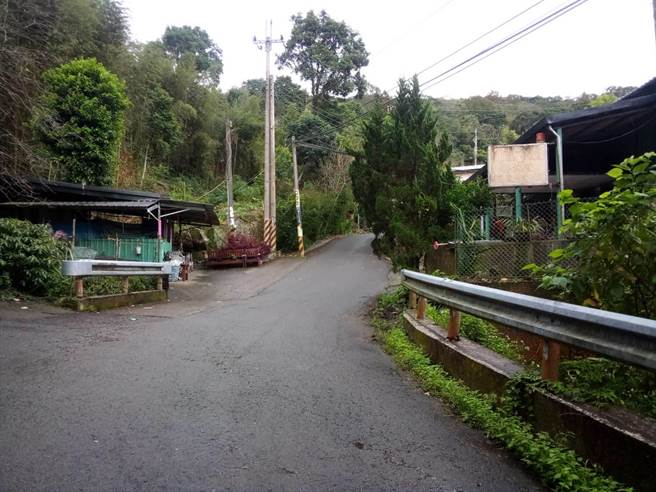 新竹县尖石乡北得拉曼步道远近驰名，在地族人认为登山、露营客带来的垃圾与粪便，影响生态环境及水源，预计将于12月6日自主封路。（翻摄照片）