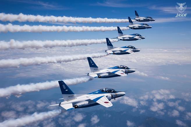 「蓝色衝击」先前违反规定自行释放彩色喷烟，可能导致1100辆民车遭染色，空自已准备进行赔偿。（图／航空自卫队脸书）