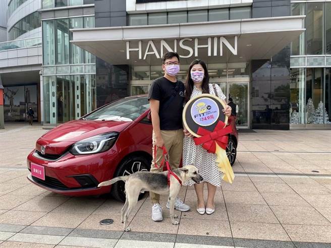 汉神巨蛋周年庆汽车大奖得主郑小姐(右)。图／汉神巨蛋提供
