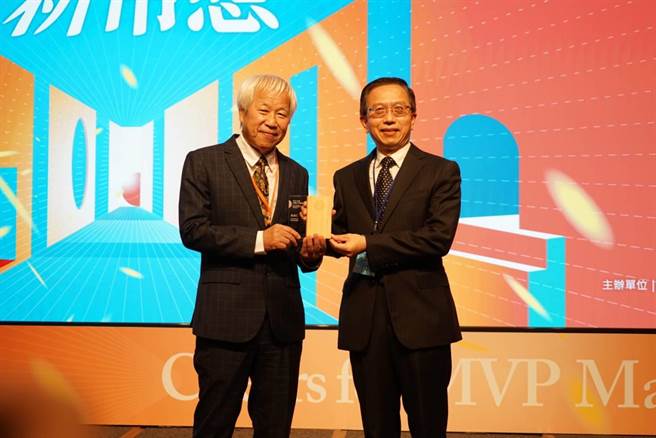 新北市淡水區長巫宗仁獲選為2021年全國百大MVP經理人。（淡水區公所提供）