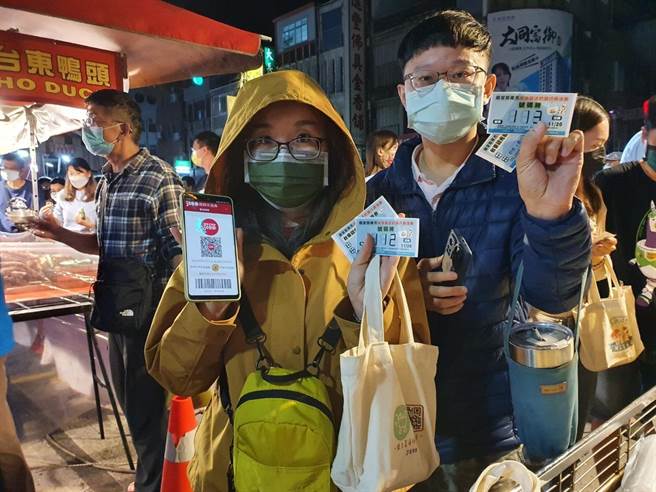「经济部送奶鸡」11月每周六在31处夜市举办，民眾凭五倍券数位标章领取号码牌换美食。(图／经济部中部办公室提供)