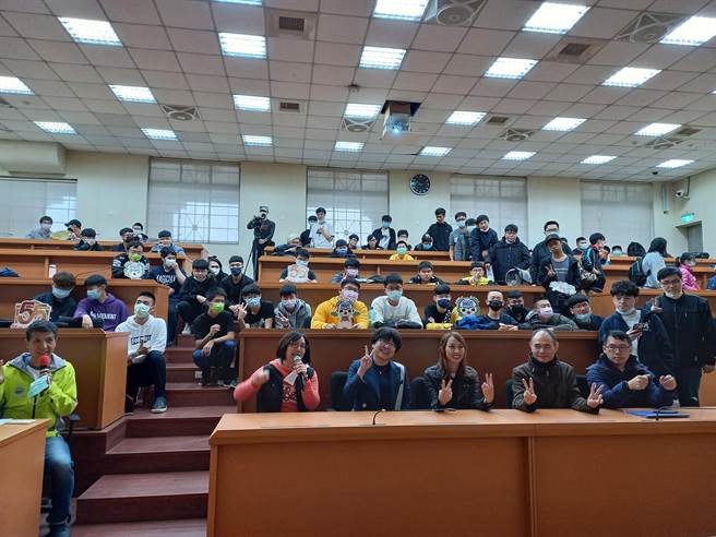 华夏科技大学欢庆55周年，今（26日）与乐威文创合办「驾驭人生，安全驾驶」讲座。（华夏科大提供）