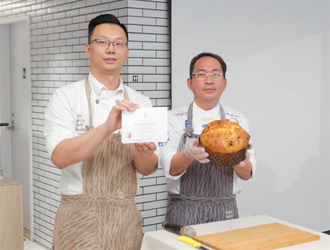 1公斤米兰式潘尼朵妮麵包（比赛版），附上有编号的纪念证书，与吴宝春（右）、行政总主厨谢忠佑（左）的签名。（吴松翰摄）