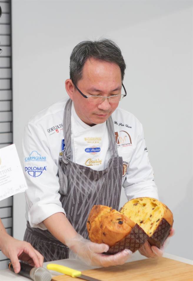 吴宝春拨开米兰式潘尼朵妮麵包（比赛版），检视果乾和气孔皆均匀分布。（吴松翰摄）