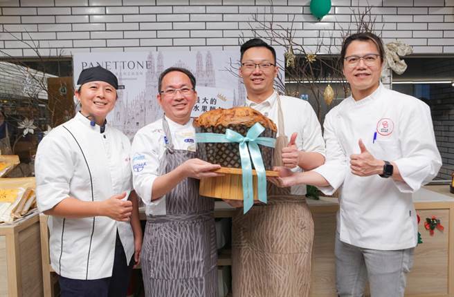 吴宝春（左2）10月底带团队参加潘尼朵妮世界锦标赛（The Panettone World Championship）获得特别奖，名列世界20强。（吴松翰摄）