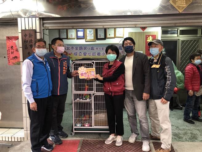 新北市動保處為持續開發寵物多元認養管道，與中和區秀水里長陳炳男合作，今（26日）在里辦公處設立「中和動物之家愛心認養小棧」。（動保處提供）