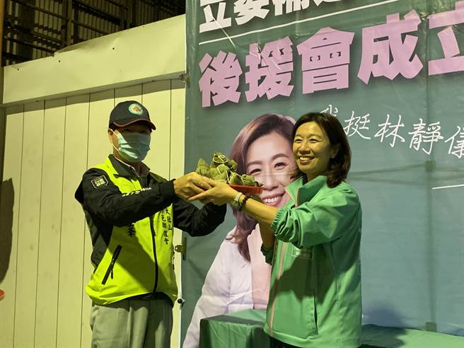 民进党台中二选区立委补选参选人林静仪（右）成立大肚山、大肚及龙井3个后援会，支持者送上大蒜，祝福她当选。（林欣仪摄）
