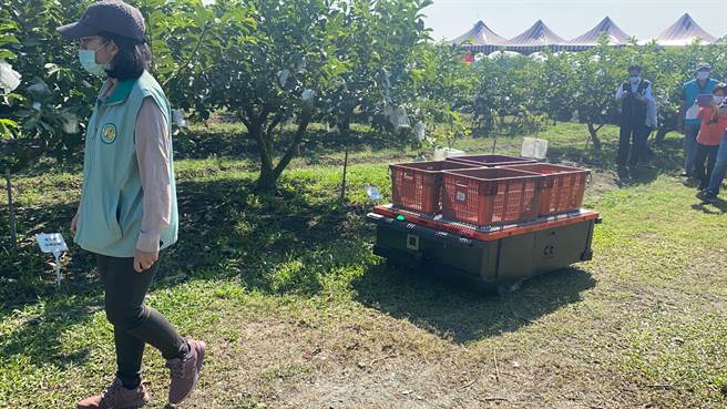 高雄农业改良场与郡野公司合作研发的「电动智能跟随农地搬运机」，可负重300公斤又有自动跟随功能，不仅减轻农民负担，也能有效解决缺工问题。（谢佳潾摄）