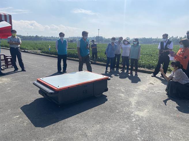 高雄农业改良场与郡野公司合作研发的「电动智能跟随农地搬运机」，可负重300公斤又有自动跟随功能，不仅减轻农民负担，也能有效解决缺工问题。（谢佳潾摄）