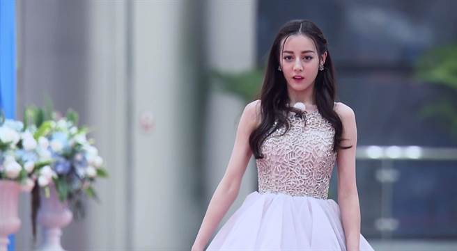 迪丽热巴以一袭华丽礼服初登场《奔跑吧》。（中天综合台提供）