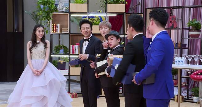  迪丽热巴（左）以一袭华丽礼服登场，兄弟团成员看得目不转睛。（中天综合台提供）