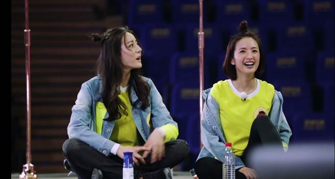 迪丽热巴（左）和林依晨因节目《奔跑吧》一拍即合，共组「霹雳姊妹花」。（中天综合台提供）