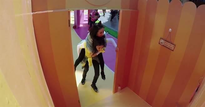 迪丽热巴（下）在《奔跑吧》中一把扛起林依晨。（中天综合台提供）