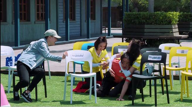 林依晨（左）和迪丽热在《奔跑吧》中为获胜拚尽全力。（中天综合台提供）