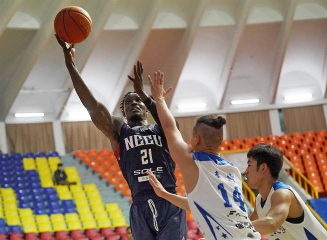 政大中锋丁恩迪(左)今天攻下全场最高30分。(大专体总提供)