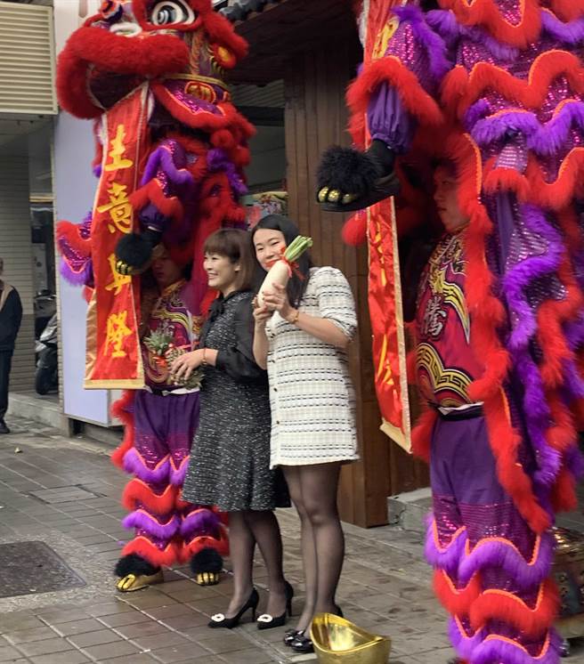 新板特区第一家和风洋食餐酒馆「三飒舞」今(2)日隆重开幕，舞狮助庆预祝生意兴隆。