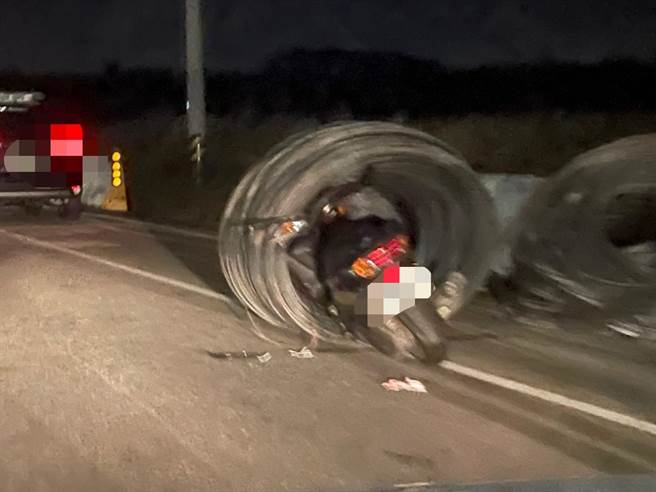 拖板車上的纜線圈疑似因未固定好掉落，一名女騎士撞上，頭部受傷送醫急救。（民眾提供／張亦惠嘉縣傳真）