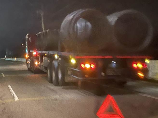 拖板車上的纜線圈疑似因未固定好掉落，一名女騎士撞上，頭部受傷送醫急救。（民眾提供／張亦惠嘉縣傳真）