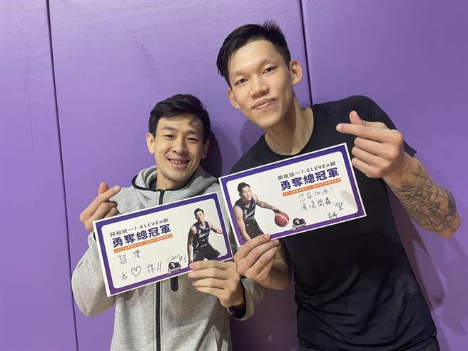 宋宇轩(左)、李家瑞两名新竹攻城狮球员预祝统一狮完成2连霸。(新竹攻城狮提供)