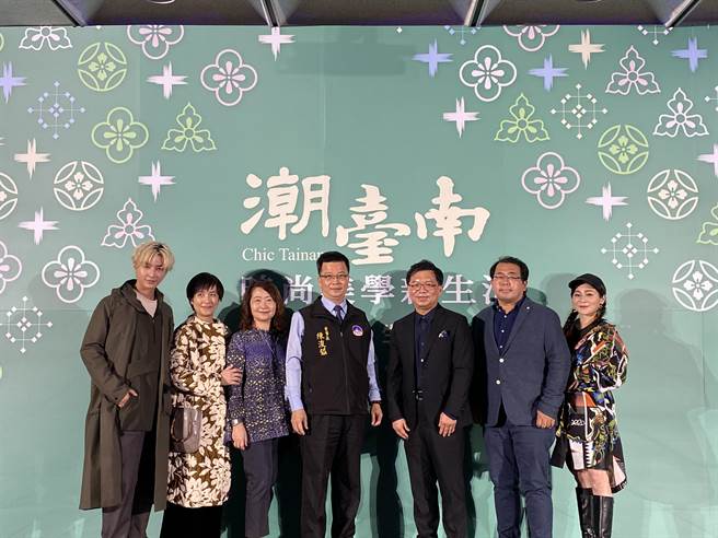「潮台南」今天在台南生活美學館開幕，文化部次長李連權（右三）預估未來台南時尚展的藍圖。（曹婷婷攝）