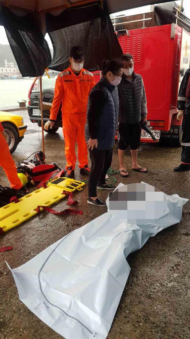 船长下水排除绞网卡船底身亡。（海巡署舰队分署第一海巡队／杨亚璇基隆传真）　
