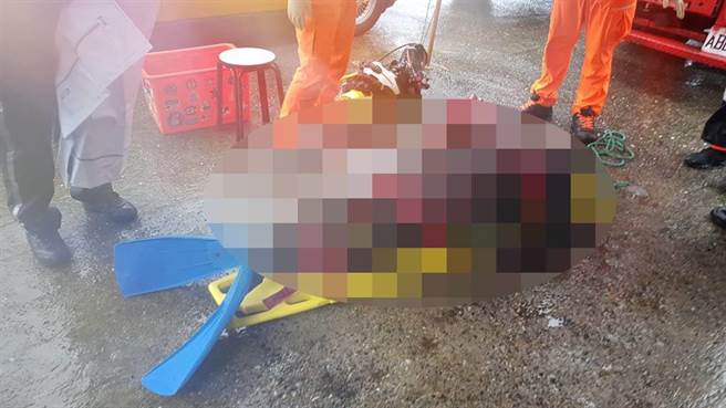 船长下水排除绞网卡船底身亡。（海巡署舰队分署第一海巡队／杨亚璇基隆传真）　
