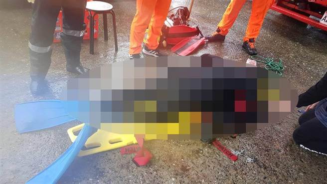 船长下水排除绞网卡船底身亡。（海巡署舰队分署第一海巡队／杨亚璇基隆传真）　
