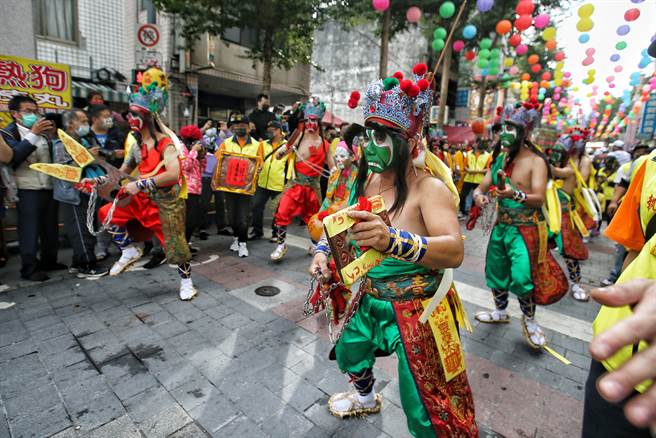 台北市万华区青山宫第二天的遶境及夜间暗访，台湾最古老也最遵循传统的青山宫八将团亦列队其中。（杜宜谙摄）