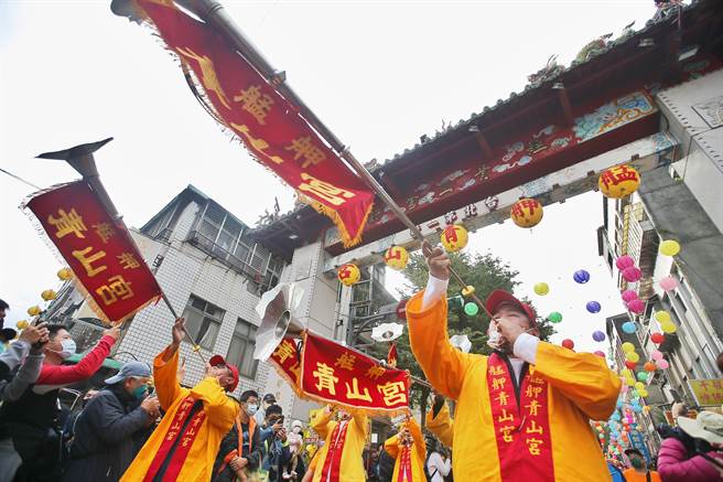 台北市万华区青山宫第二天的遶境及夜间暗访，青山宫哨角团在起驾时吹起响亮号角声。（杜宜谙摄）
