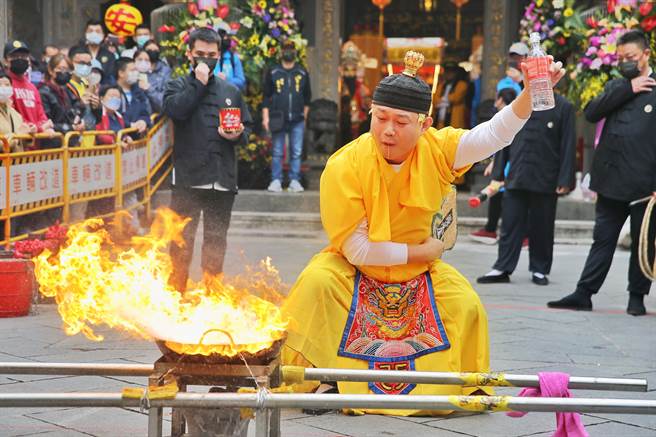 台北市万华区青山宫第二天的遶境及夜间暗访，法师在起驾前进行仪式。（杜宜谙摄）