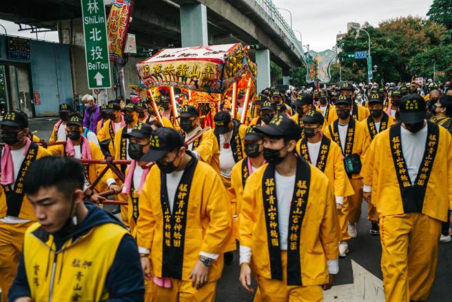 万华「艋舺青山王祭」登场，连续3天举行遶境、夜间暗访活动，人潮拥挤、热闹非凡。(郭吉铨摄)