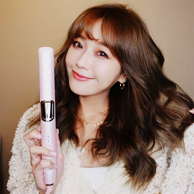 沙宣24mm等离子柔髮直卷造型夹浮动式面板设计，可以让面板配合夹取的角度及方向倾斜，使用起来滑顺不卡卡，减少不当拉扯，保护你的秀髮，初学者也可以轻易上手。（图／品牌提供）