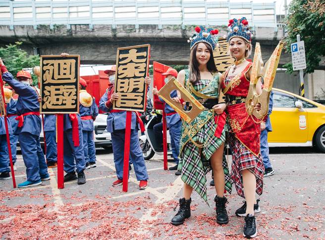 艋舺青山宫遶境登场，由女信眾扮演的枷锁二将，低调一同参与遶境。(郭吉铨摄)